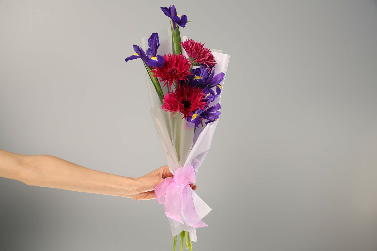 Bouquets of flowers called "Anti-Crisis Trio"