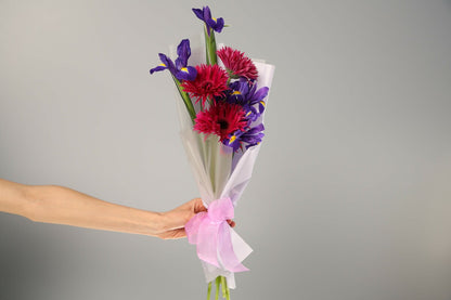 Bouquets of flowers called "Anti-Crisis Trio"