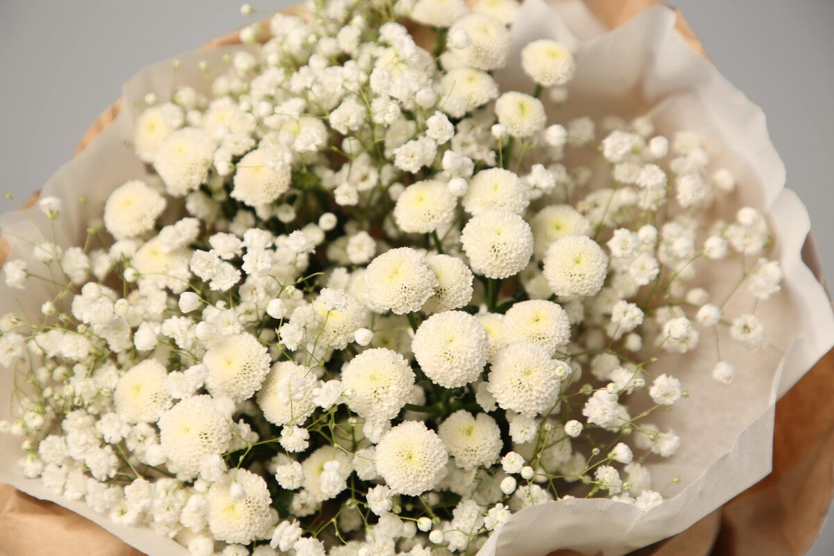 Bouquets of flowers called "Anti-Crisis Trio"